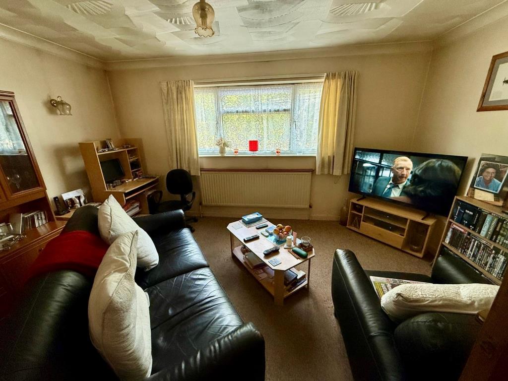 Lot: 68 - FREEHOLD INVESTMENT - PURPOSE-BUILT BLOCK OF TWO FLATS - Ground floor flat living room